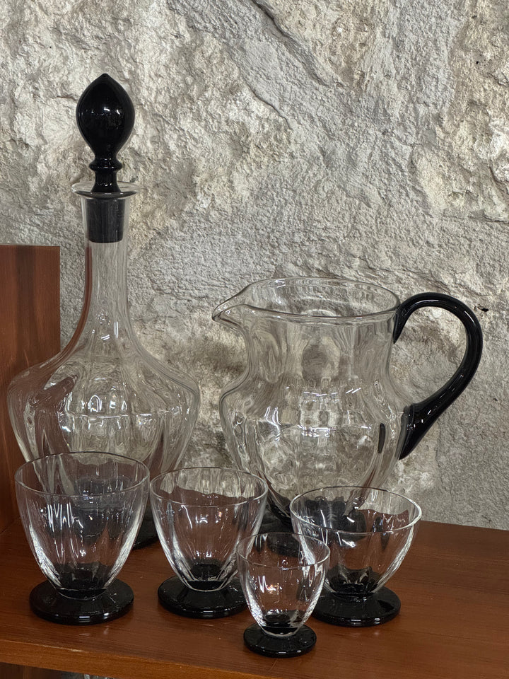 Servizio vintage in vetro con bottiglia, brocca e bicchieri con base nera