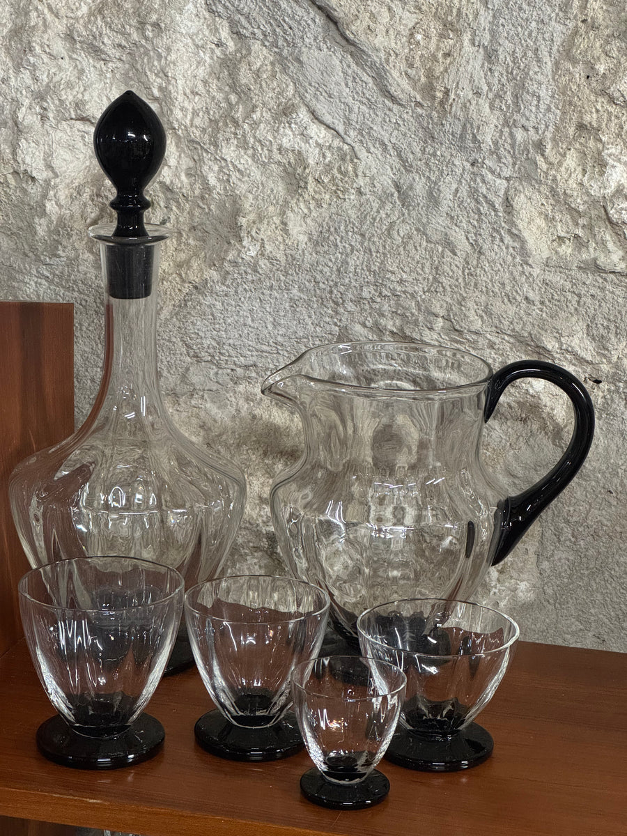 Servizio vintage in vetro con bottiglia, brocca e bicchieri con base nera