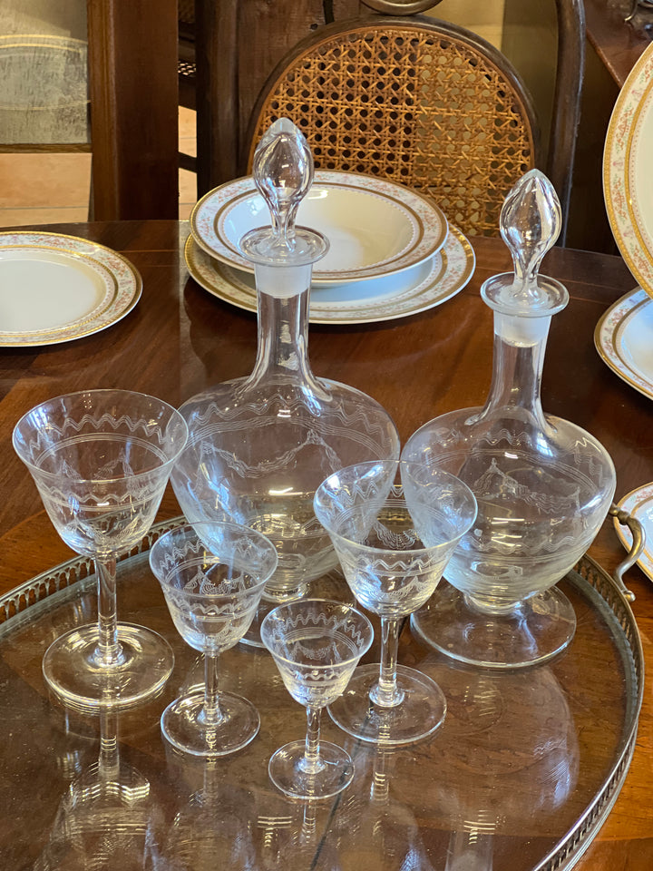 Servizio completo di calici in cristallo inciso con 2 bottiglie e tappo a goccia