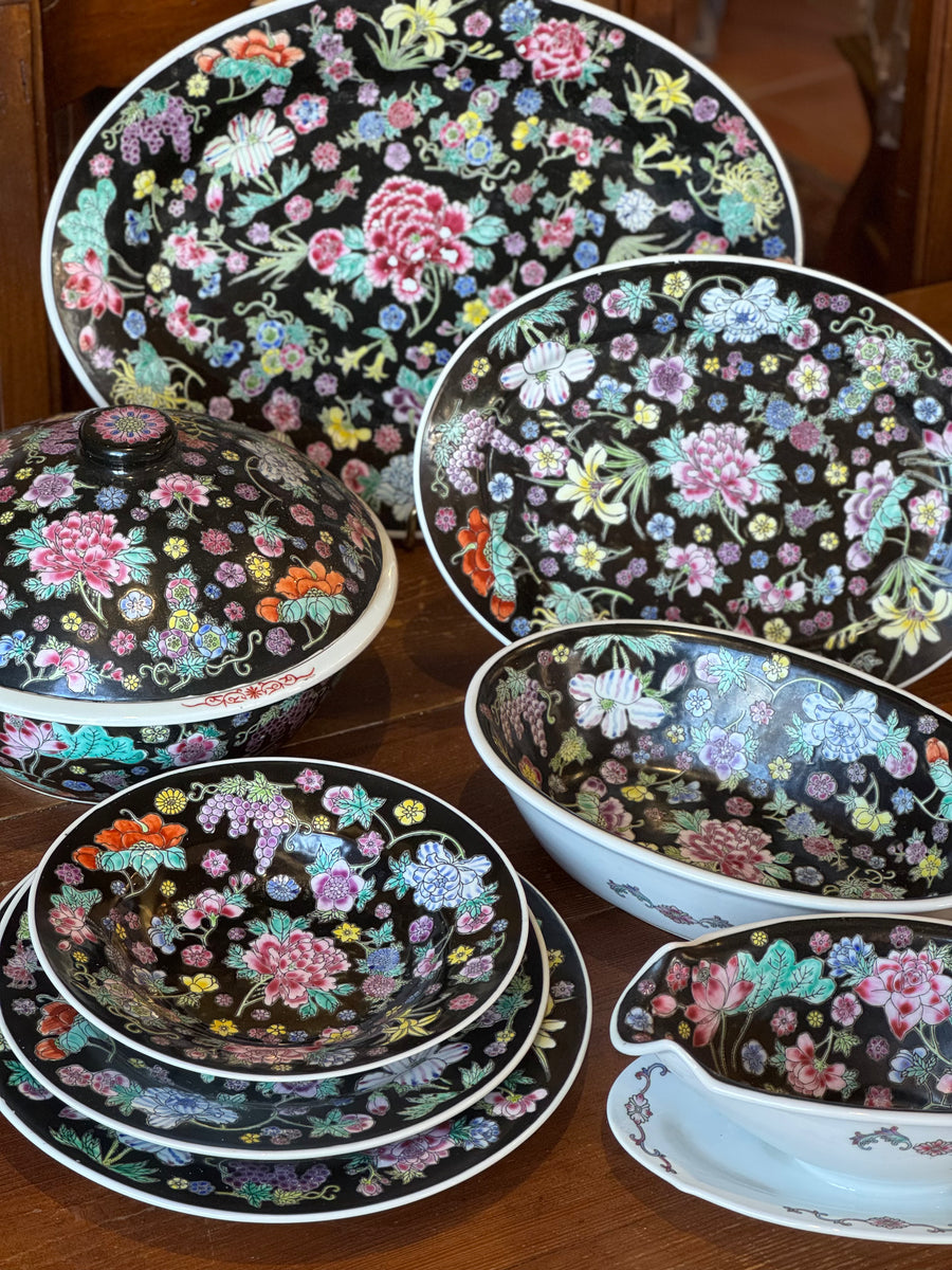 Servizio di piatti cinese in porcellana nera decorata con fiori policromi