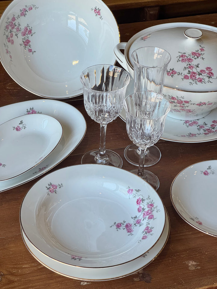 Servizio di piatti vintage in porcellana bianca con rose rosa e bordo oro
