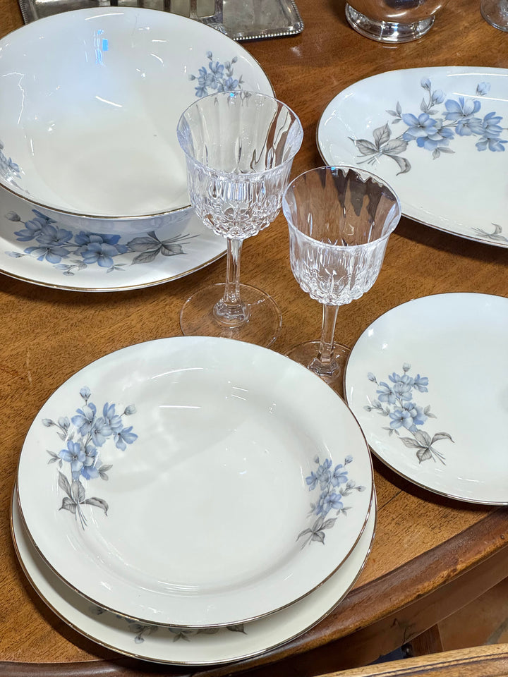 Servizio di piatti vintage Dilhand Fabrik con fiori azzurri e bordo dorato
