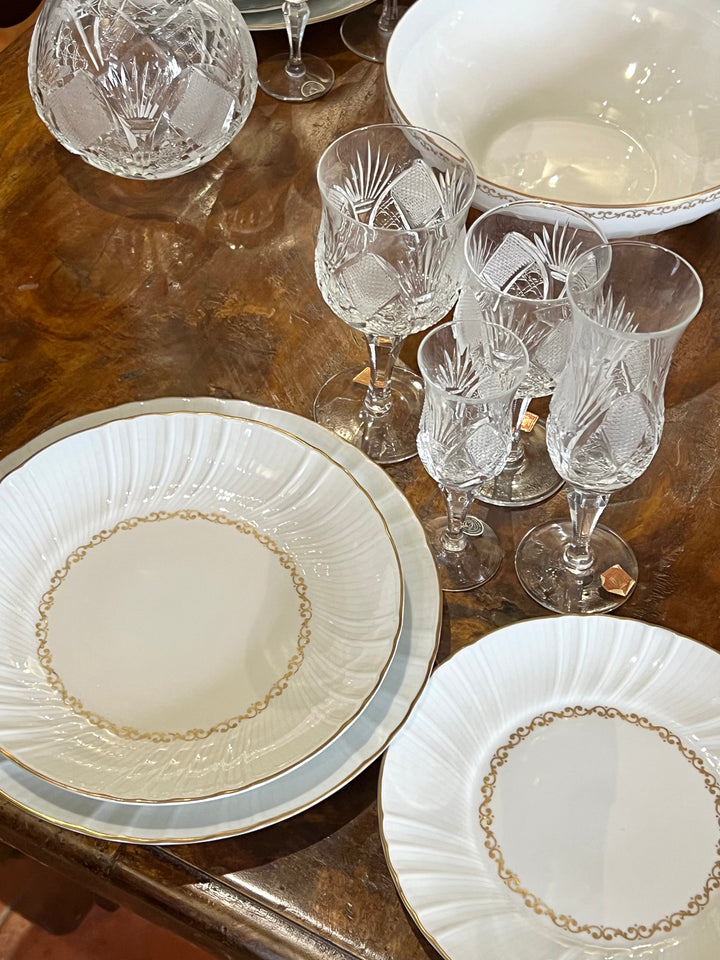 Splendido Servizio da tavola del marchio spagnolo Irabia composto da dodici persone e completo di zuppiera, vassoio ovale e tondo e insalatiera. Realizzato in raffinata porcellana bianca, ogni pezzo è decorato con dettagli dorati finemente decorati che aggiungono un tocco di eleganza classica.

Un'opzione perfetta per chi ama combinare funzionalità e bellezza nei propri momenti di convivialità.

Misure Zuppiera 30x19 cm; Vassoio tondo 28 cm; Vassoio ovale 35x21 cm; Insalatiera 24 cm; Piatto fondo 21,5 cm; P