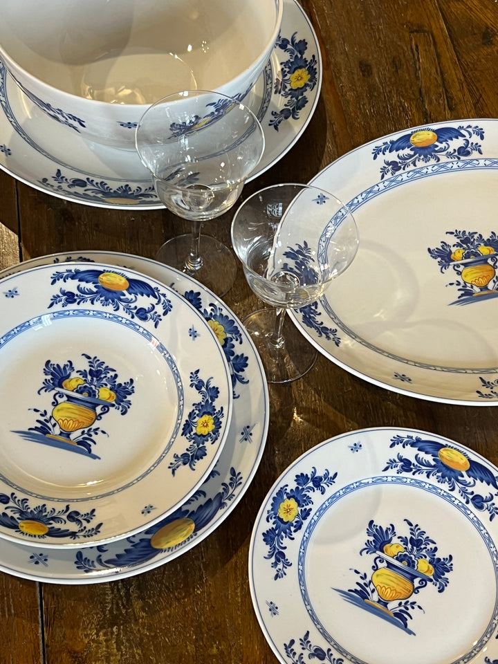 Raffinato Servizio di piatti per dodici persone firmato Vista Alegre, storica manifattura portoghese sinonimo di qualità e tradizione. Il decoro chiamato Viana ispirato dalle porcellane giapponese Imari, caratterizzato da un bouquet di fiori blu con dettagli gialli e una coppa classica centrale che richiama i vasi ornamentali antichi.

Realizzato in porcellana bianca finemente decorata, questo servizio è perfetto per impreziosire la tavola delle occasioni speciali o per portare un tocco di eleganza nella qu