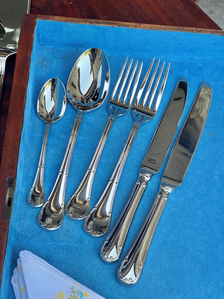 Servizio vintage Linea Classica in acciaio da 76 pezzi per 12 persone, con forchette, coltelli, cucchiai, cucchiaini e posate da portata.