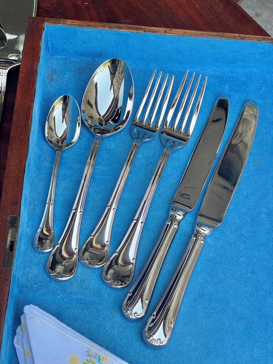Servizio vintage Linea Classica in acciaio da 76 pezzi per 12 persone, con forchette, coltelli, cucchiai, cucchiaini e posate da portata.