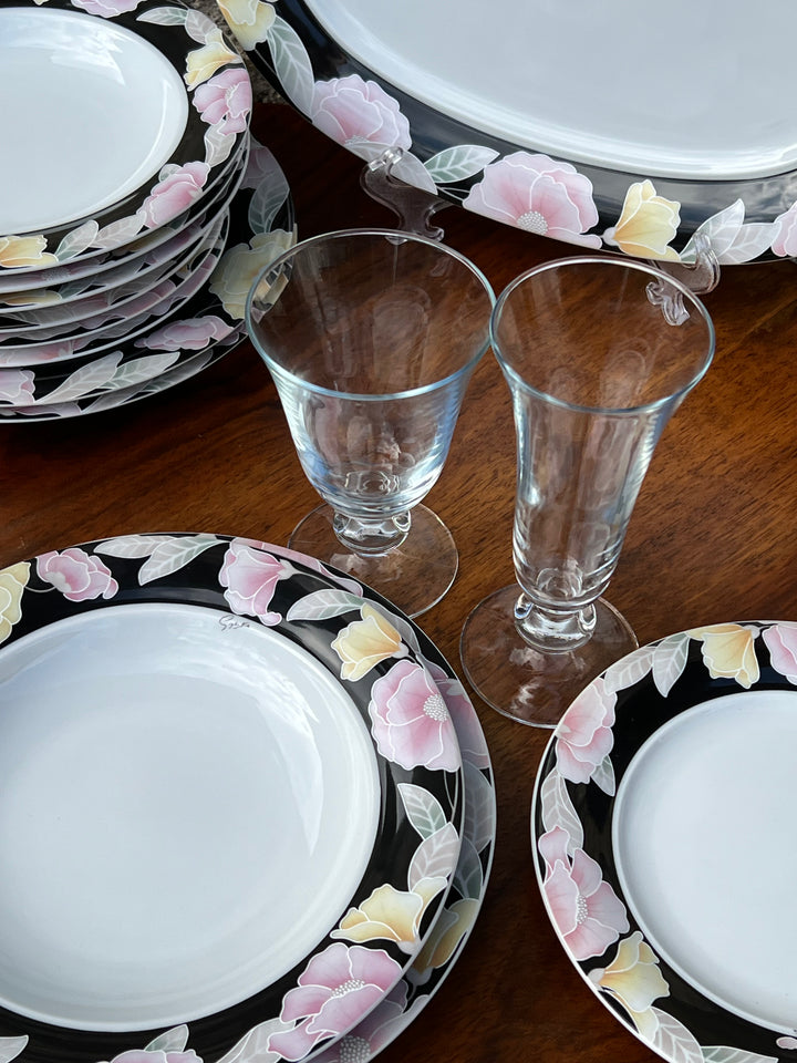 <p>Servizio di piatti da dieci persone firmato Mitterteich Bavaria con decoro floreale su fondo nero. E' composto da piatto piano, piatto fondo, piattino da dolce e un vassoio da portata.</p> <p>Misure&nbsp;vassoio 35x24,5 cm piatto piano 24,5 cm&nbsp;piatto fondo 22,5 cm</p> <p>piattino da dolce 20 cm</p>