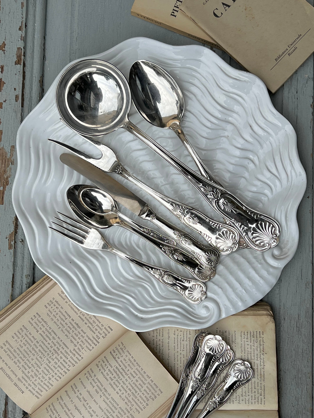 Raffinato Servizio di posate da sei persone realizzato in silverplate, completo di coltelli, forchette, cucchiai, cucchiaini e tre posate da servizio. Ogni pezzo è finemente decorato sul manico con motivi a conchiglia, dal design classico e senza tempo. Il set è custodito in una scatola originale con rivestimento interno in tessuto. Sono perfette per una cena speciale o per aggiungere un tocco di classe alla quotidianità.

Composizione del set: 6 Coltelli 25 cm; 6 Forchette 20cm; 6 Cucchiai 20 cm;6 Cucchiai