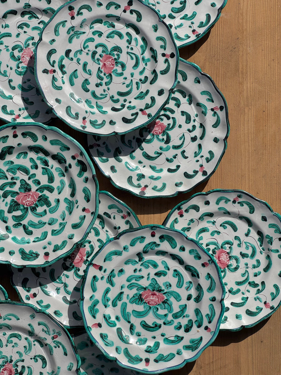 Set di 12 piattini da pane in ceramica di Ascoli Piceno decorati a mano con motivi floreali verdi e rosa