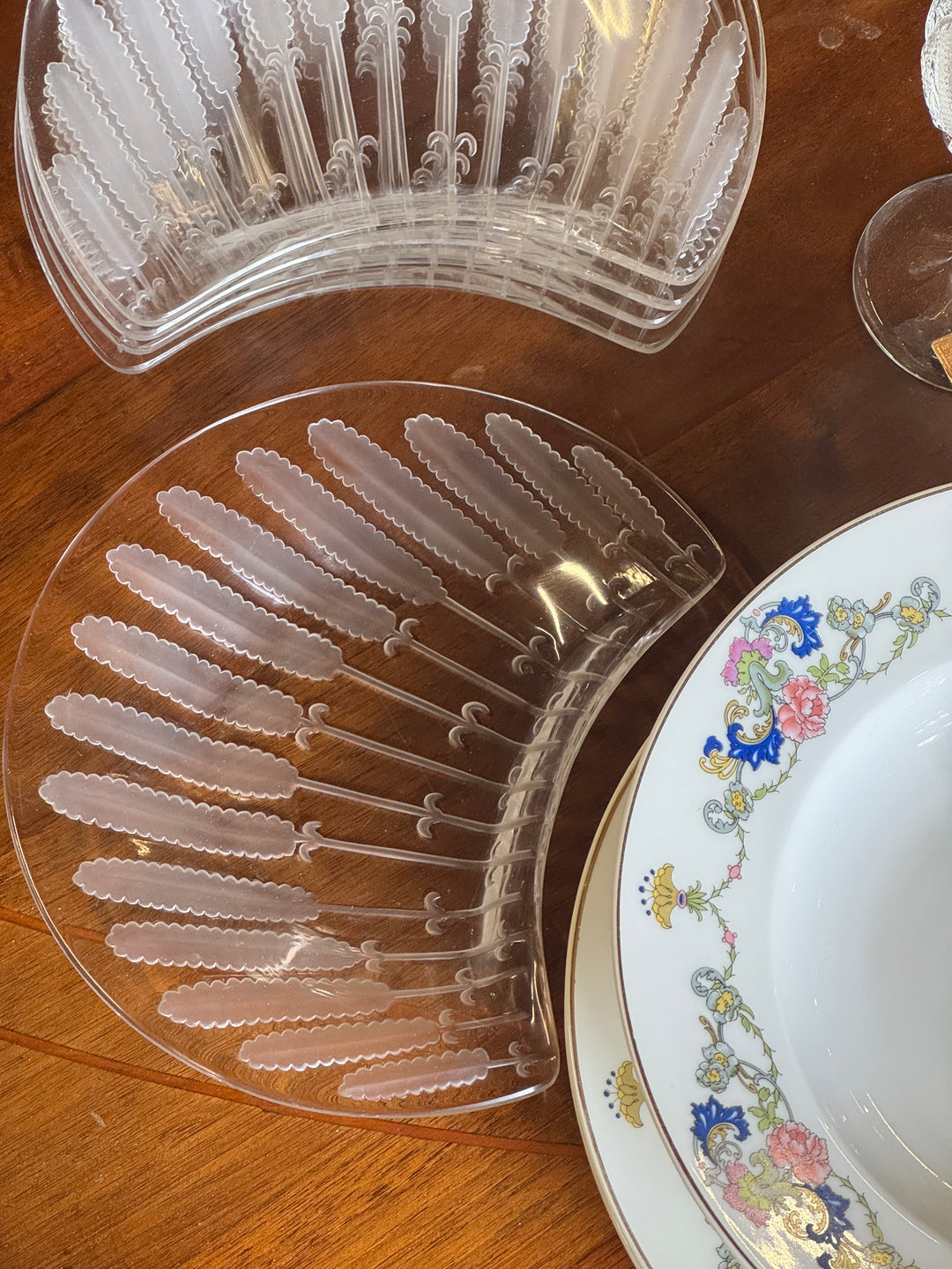 Set di sei piatti da insalata in vetro trasparente a forma di mezzaluna con decorazione a rilievo radiale