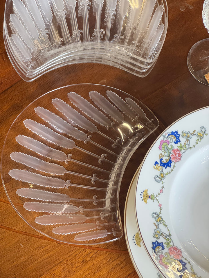 Set di sei piatti da insalata in vetro trasparente a forma di mezzaluna con decorazione a rilievo radiale