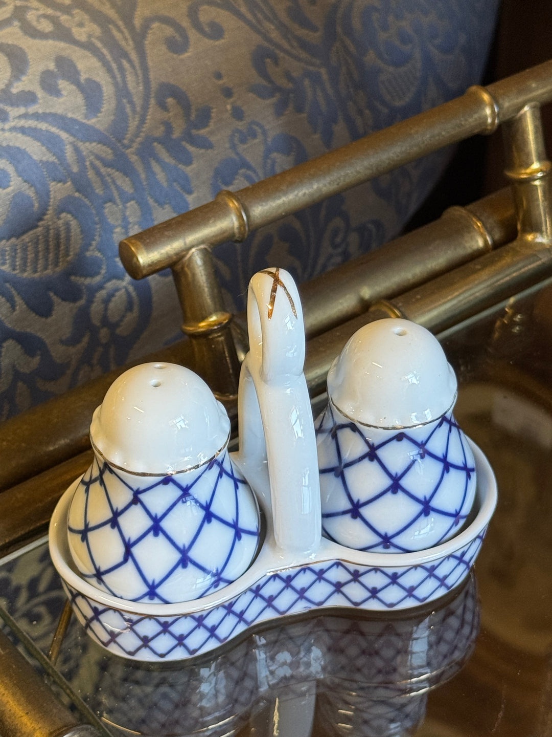 Set sale e pepe in porcellana bianca e blu con vassoio 