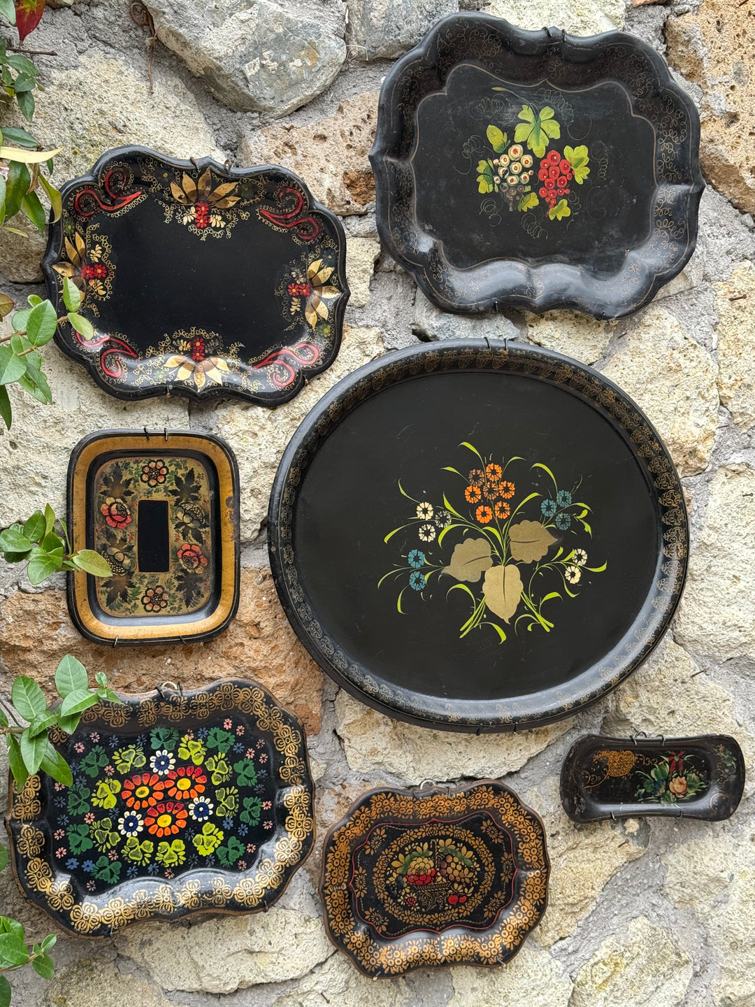 Set di vassoi vintage in metallo nero con decorazioni floreali dipinte a mano