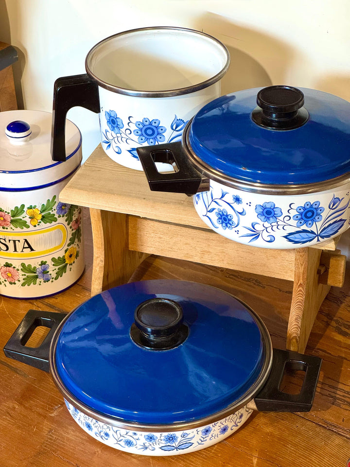 Set pentole vintage smaltate bianche e blu con decorazione floreale