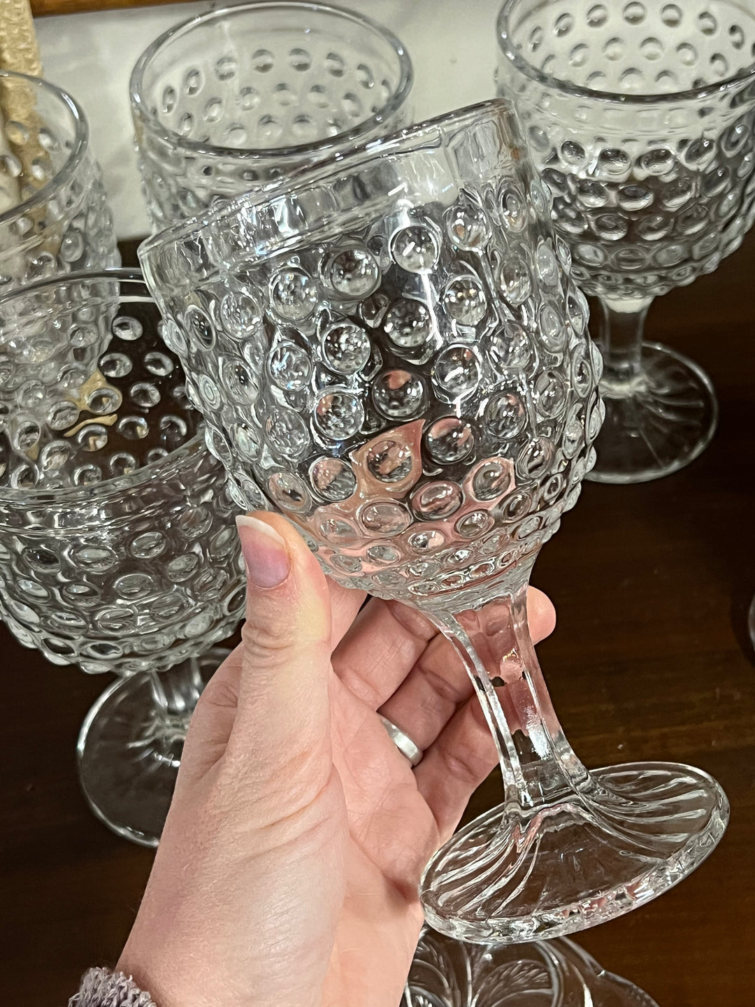 Set di calici in vetro trasparente caratterizzati da un raffinato motivo a rilievo a bolle, che conferisce un tocco di originalità e stile.&nbsp;

Perfetti per ogni occasione, dal servizio quotidiano alle cene formali, questi calici aggiungono un tocco di classe alla vostra tavola.

Misure 9x17 cm