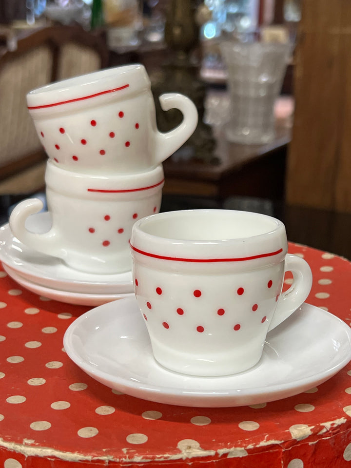 Set da caffè da sei persone in vetro opalino firmato Cerve Italy.&nbsp;

Decorato con un motivo a pois rosso, ideale per chi ama godersi un caffè in stile vintage.

Misure tazzina 6x5,5 cm &nbsp;piattino 11,5 cm