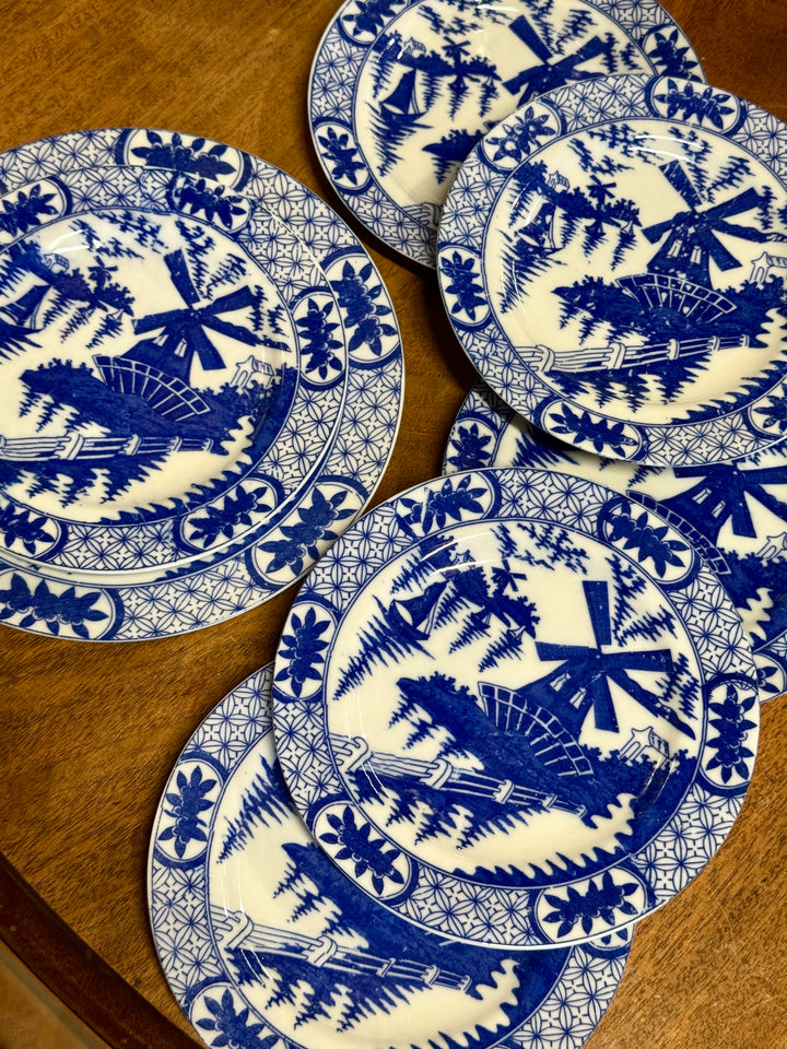 Set da dolce vintage in porcellana bianca e blu con decoro paesaggio a mulino e piatto da portata coordinato