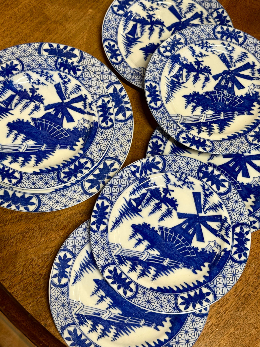 Set da dolce vintage in porcellana bianca e blu con decoro paesaggio a mulino e piatto da portata coordinato