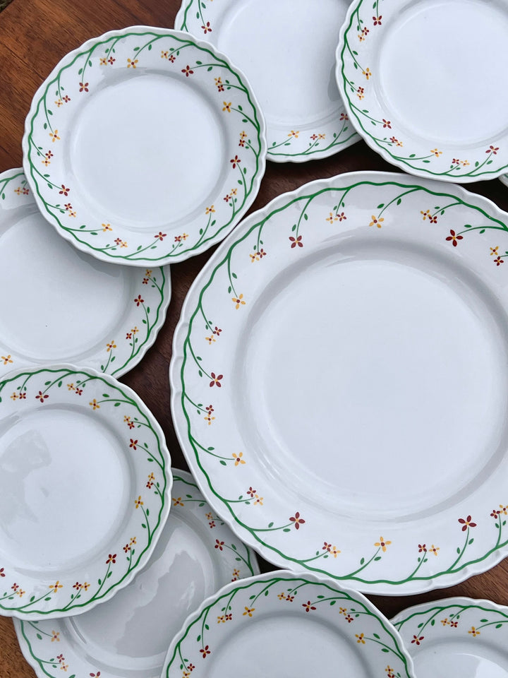 Set da dolce da dodici persone in porcellana della Richard Ginori con decoro floreale sul bordo.