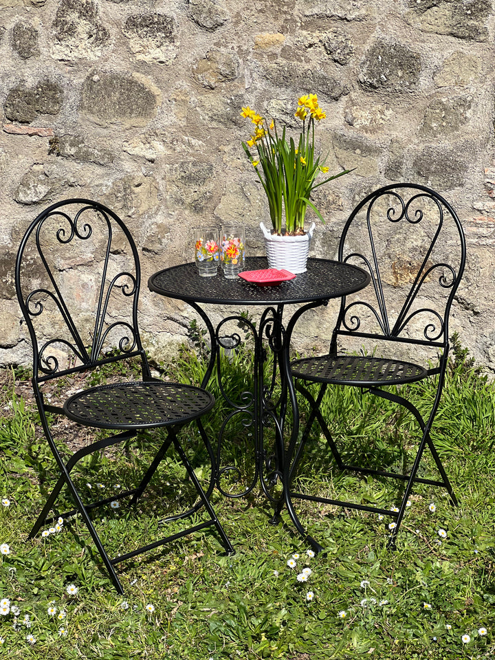 Rendi il tuo giardino, terrazzo o balcone un angolo di puro fascino con questo&nbsp;set da giardino nero, perfetto per creare un’atmosfera romantica e accogliente all’aperto. Con le sue linee sinuose, questo set aggiunge un tocco raffinato e senza tempo ai tuoi spazi verdi.

E' composto da tavolino rotondo con piano traforato e due sedie pieghevoli per un facile riposizionamento e riponibilità.
