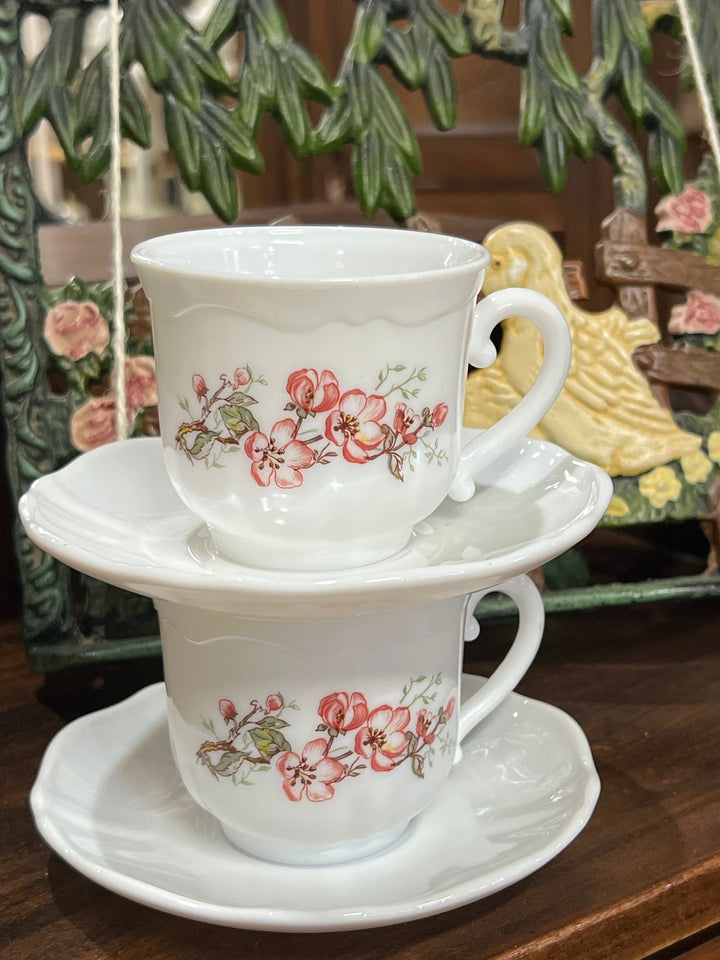 Set da tè vintage Arcopal con fiori rosa – 6 tazze e 6 piattini in vetro opalino bianco