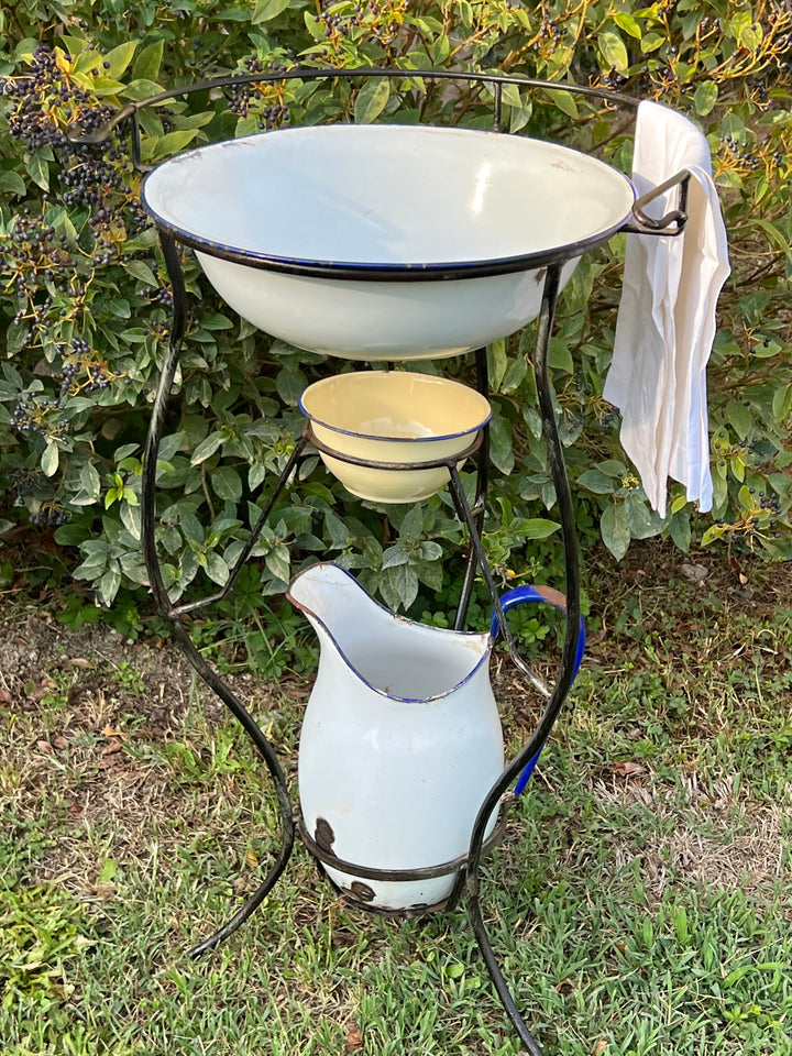 Set da toeletta vintage con bacinella, brocca e ciotola in latta smaltata su struttura in ferro