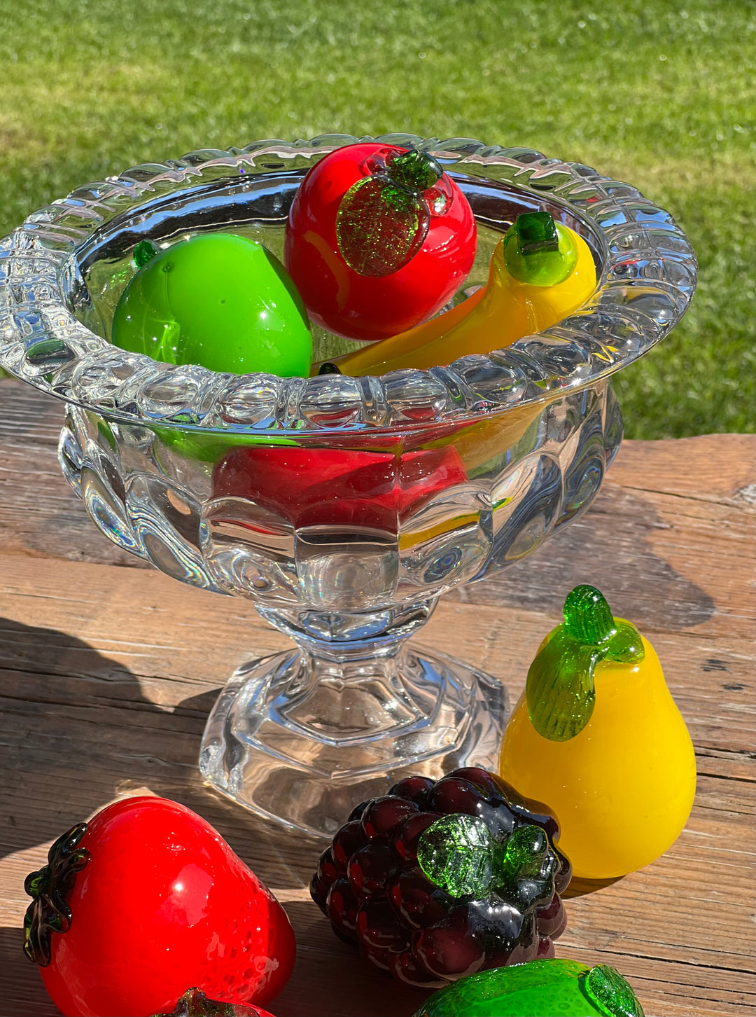 Set decorativo vintage con 11 frutti in vetro soffiato a mano, variopinti su tavolo di legno
