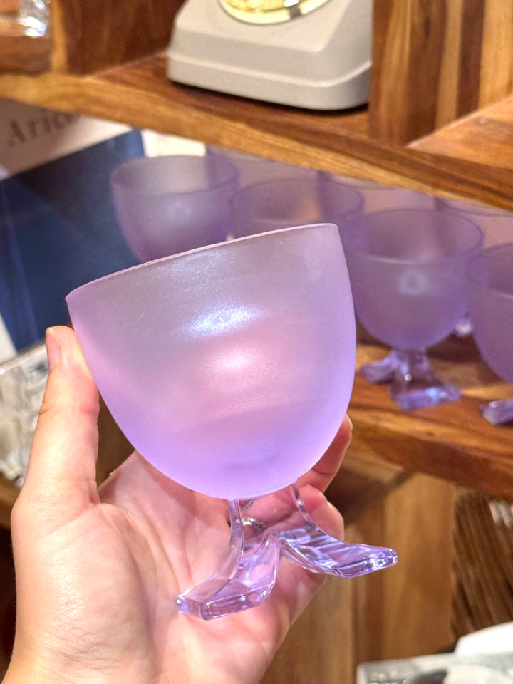 Dodici calici vintage in vetro satinato viola con piede geometrico trasparente in stile Mid-Century.