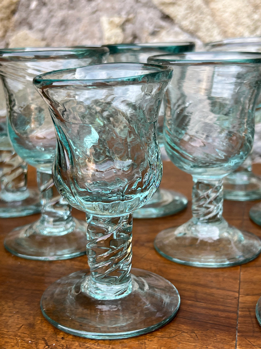 Set di calici in vetro soffiato verde acqua con decorazione a spirale