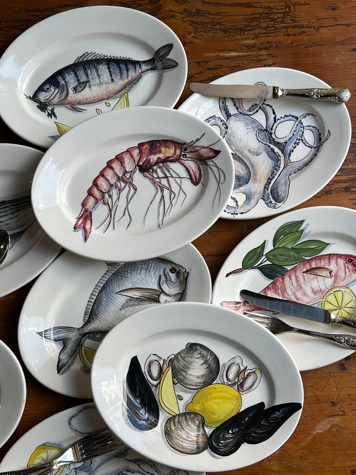 Set di 12 piatti in ceramica dipinti a mano con soggetti marini firmati M.G. Occelli
