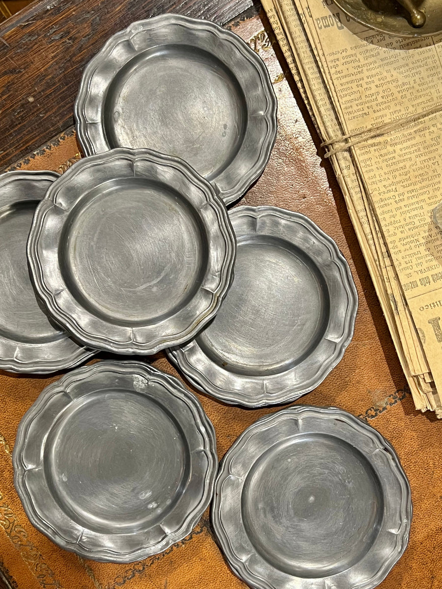 Set di 12 sottobicchieri in peltro vintage con bordo sagomato in stile barocco