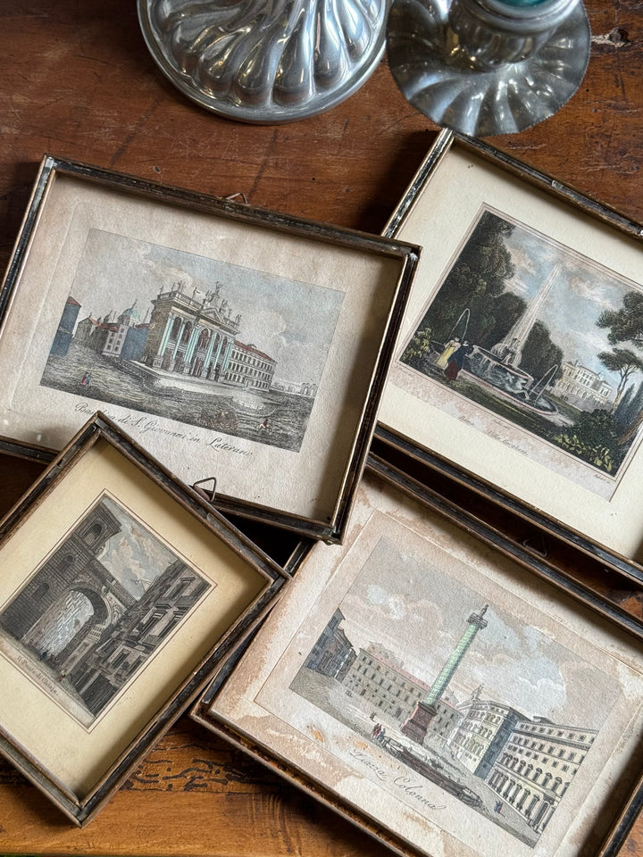 Set di quattro incisioni antiche colorate a mano con vedute di Roma in cornici in legno d’epoca