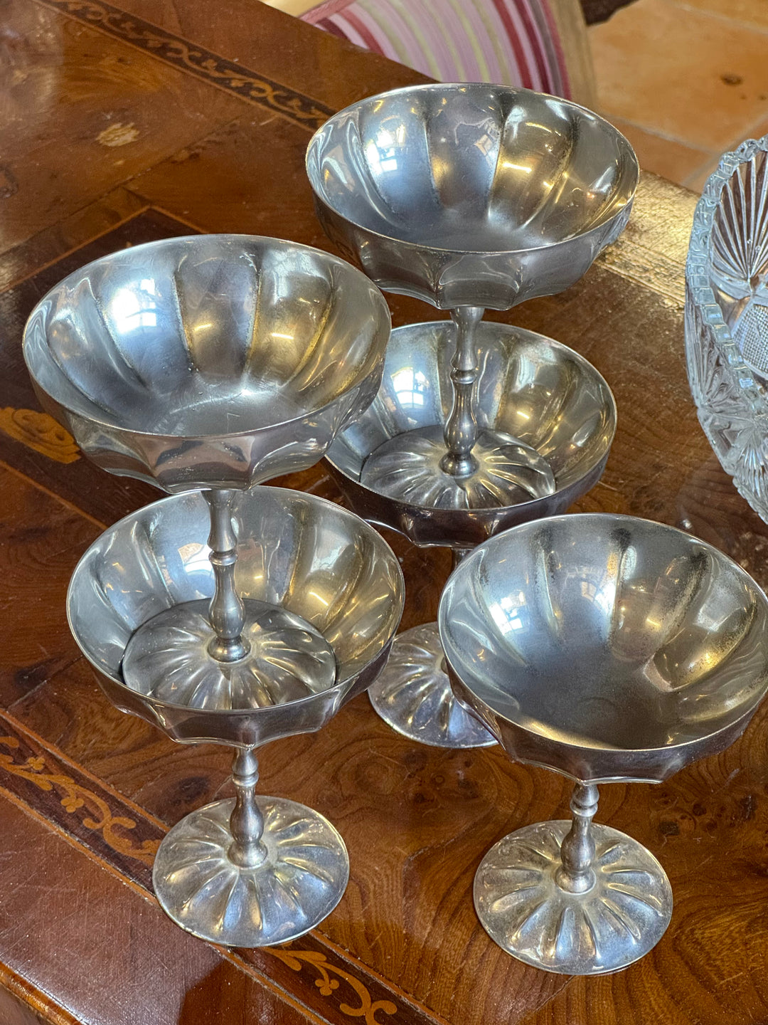 Set di cinque coppette vintage in metallo argentato Silver Plated Oro 24K con stelo tornito e base sagomata.