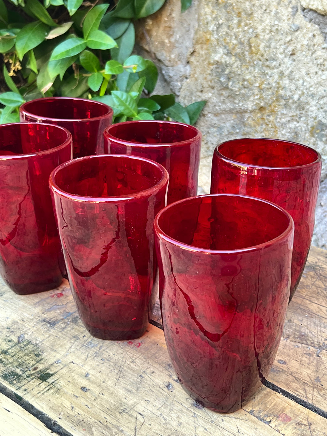 Set di 6 bicchieri in vetro soffiato rosso Villa d’Este su sfondo rustico