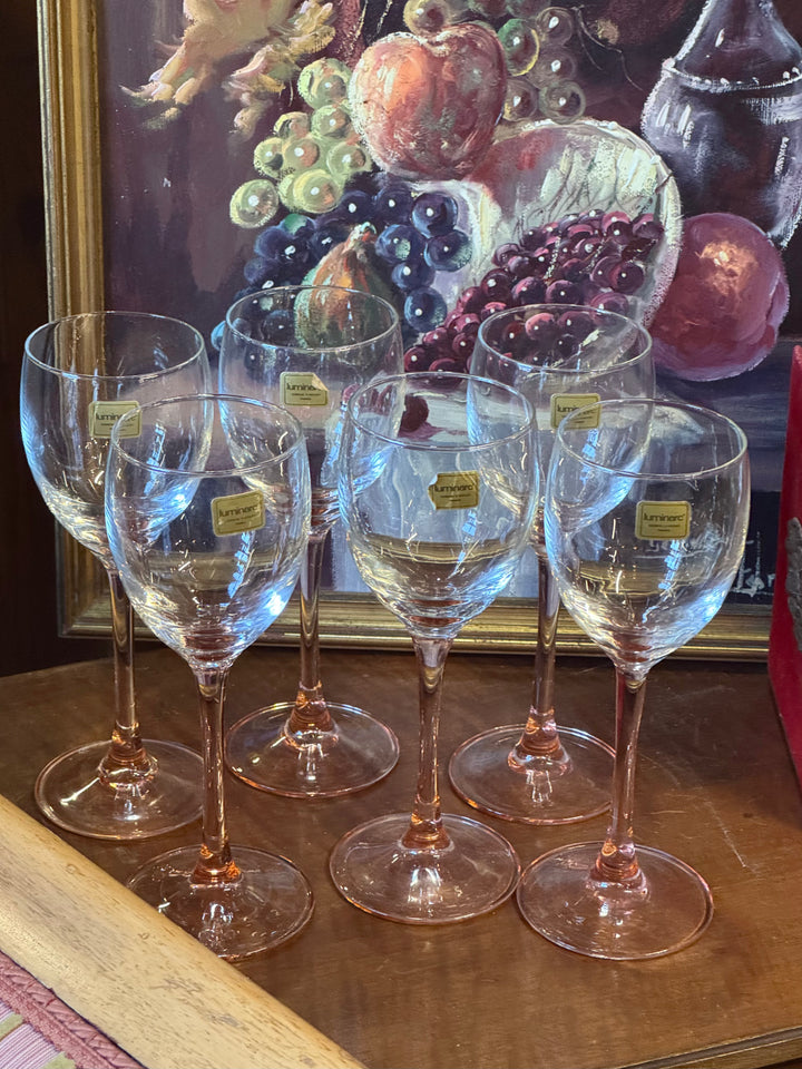 Set di sei calici Luminarc France in vetro trasparente con elegante stelo rosa cipria.