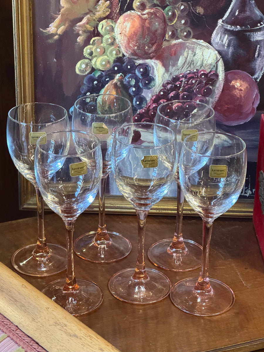 Set di sei calici Luminarc France in vetro trasparente con elegante stelo rosa cipria.
