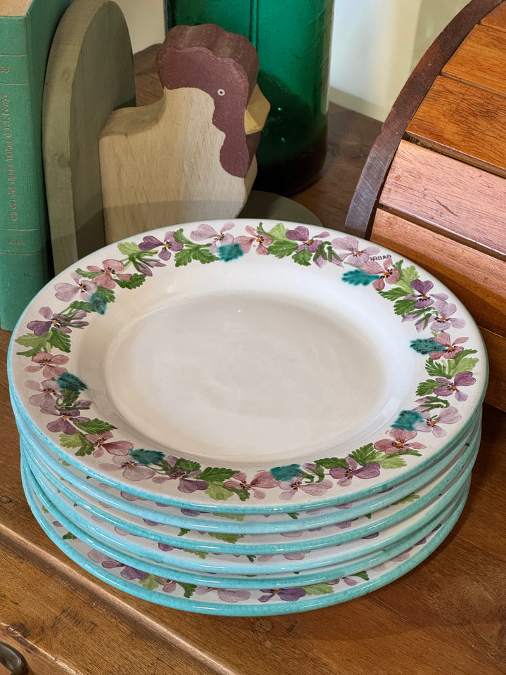 Set di sei piattini in ceramica Bandarin Sorano dipinti a mano con decorazione floreale policroma e bordo turchese.