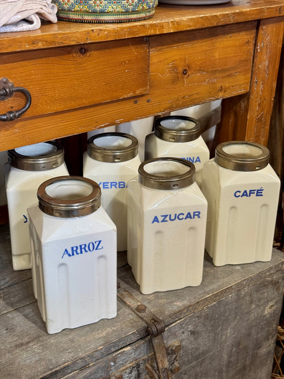 Set di sei barattoli in porcellana bianca con scritte blu, alcuni con tappo in vetro, vintage