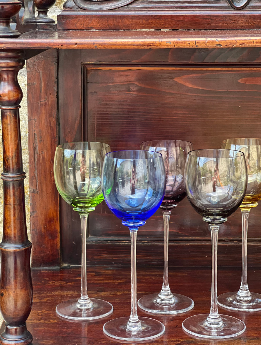 Set di sei calici da vino in cristallo colorato Cristal Sèvres su fondo in legno