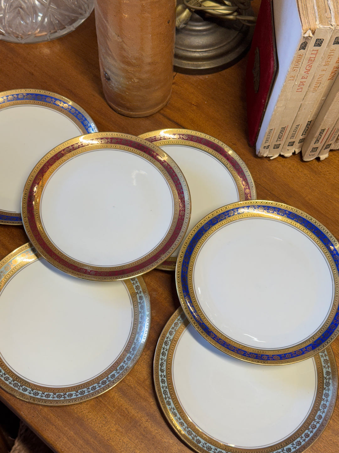 Set di sei piattini da dolce in porcellana Seltmann Weiden con bordo decorato blu rosso e verde