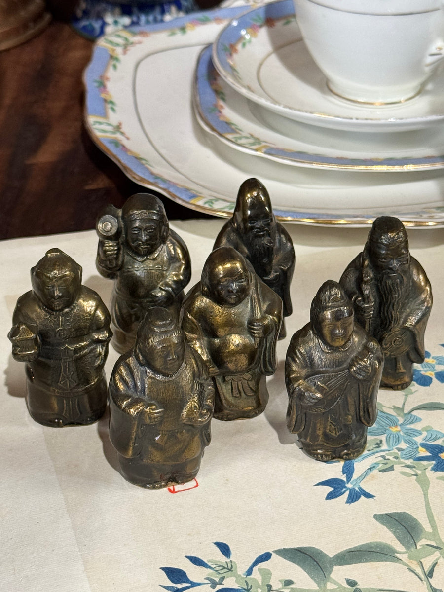 Set di sette statuette Shichi Fukujin in bronzo con patina brunita, divinità giapponesi della fortuna