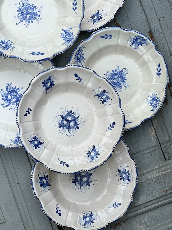 Set di 8 piatti in ceramica bianca con decoro floreale blu dipinto a mano, stile Nove