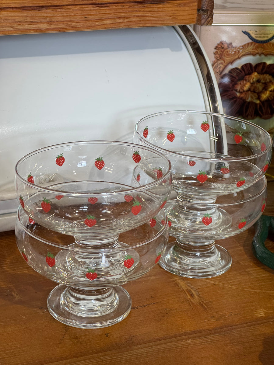 Set di sei coppette vintage in vetro trasparente con decorazione a fragoline rosse