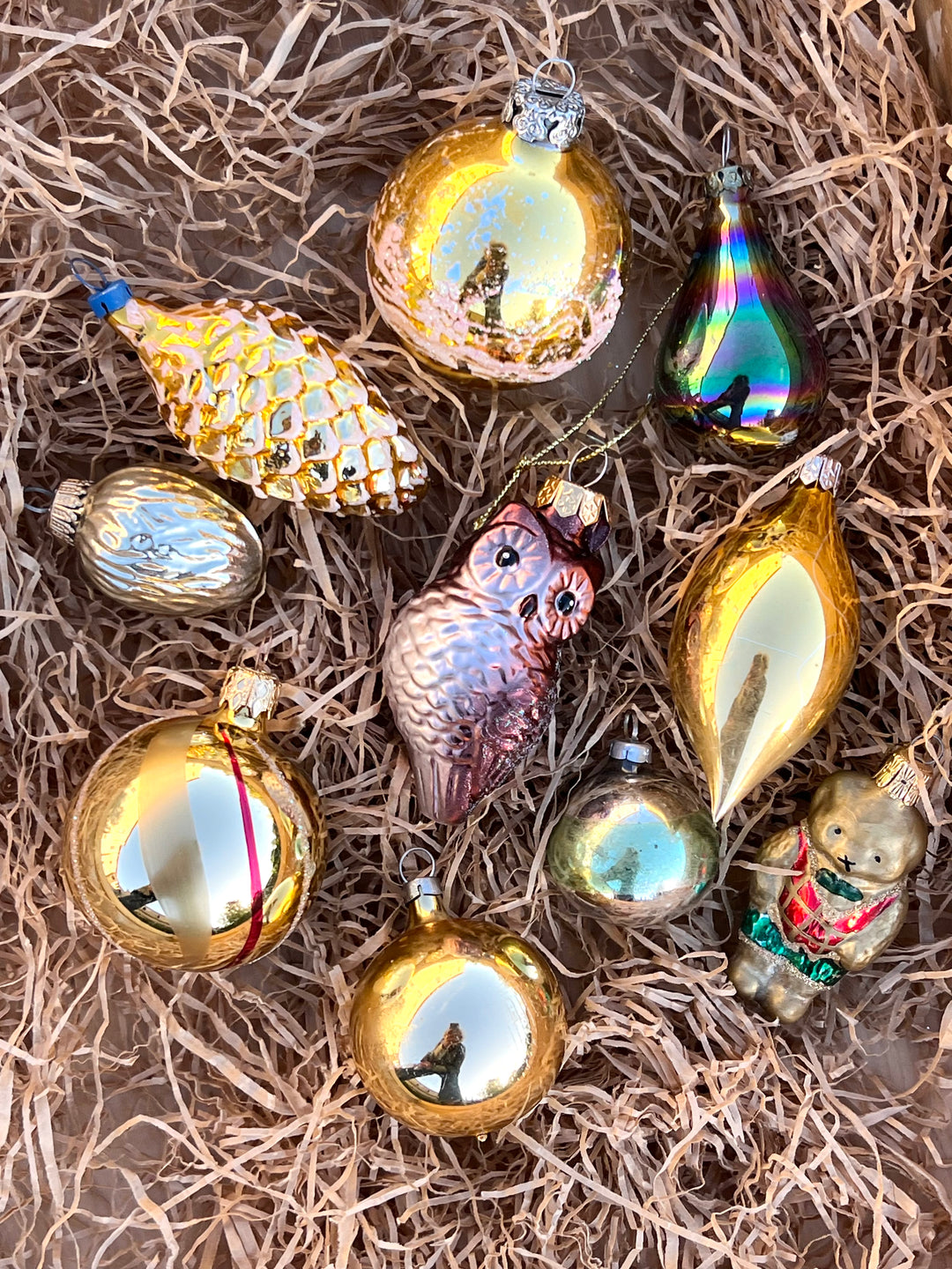 Set di dieci palline in vetro vintage dai toni dell'oro e del marrone. Pezzi unici, piani di storia ed incanto, pronti a brillare sul tuo albero.