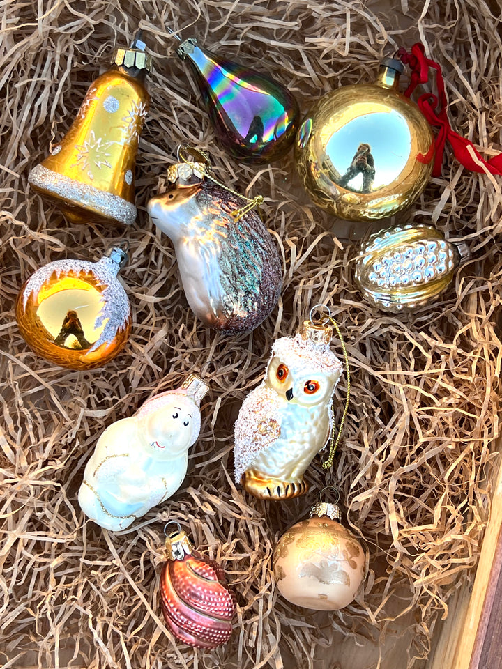 Set di dieci palline in vetro vintage dai toni dell'oro e del marrone. Pezzi unici, piani di storia ed incanto, pronti a brillare sul tuo albero.