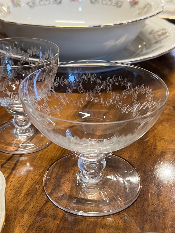 Elegante set di dodici coppe da champagne realizzate in pregiato cristallo inciso. Ogni coppa presenta un raffinato decoro geometrico che aggiunge un tocco di classe a qualsiasi occasione speciale.

Diametro 11 cm Altezza 8,5 cm&nbsp;