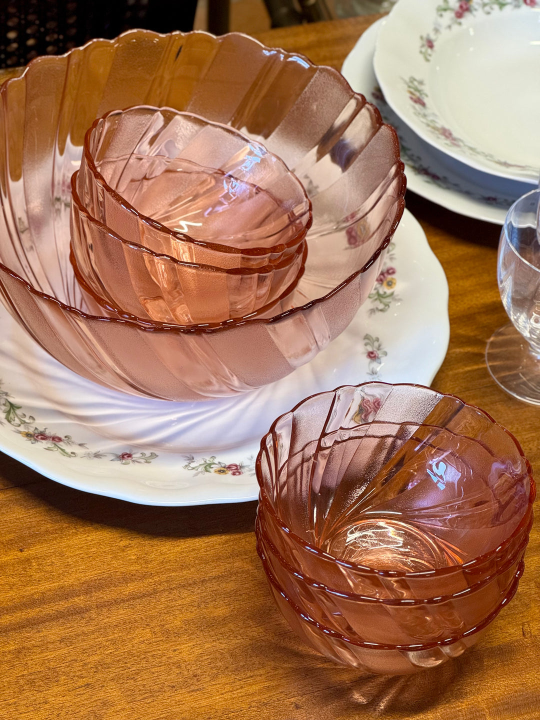 Set macedonia vintage Vereco France vetro rosa con ciotole swirl