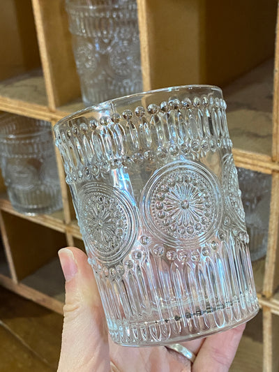 Set di sei bicchieri da acqua in vetro in stile vintage con decoro a rilievo, disponibile anche la versione a calice della stessa tipologia.