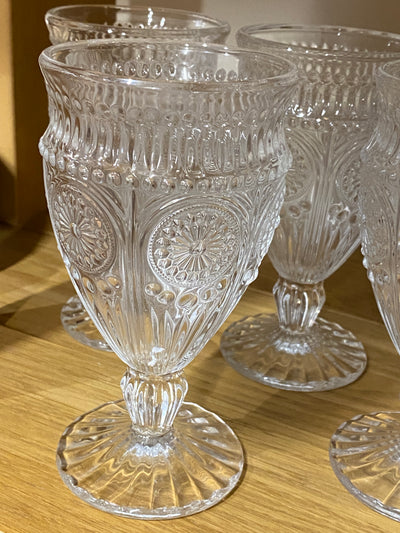 Set di sei calici in vetro stile vintage con decoro a rilievo, disponibile anche la versione a bicchiere della stessa tipologia. Misure: 8*16,5 cm