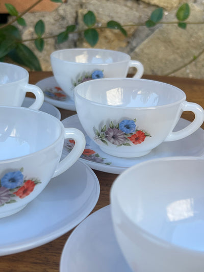 Set da tè da cinque persone in vetro opalino Arcopal France con decoro floreale.